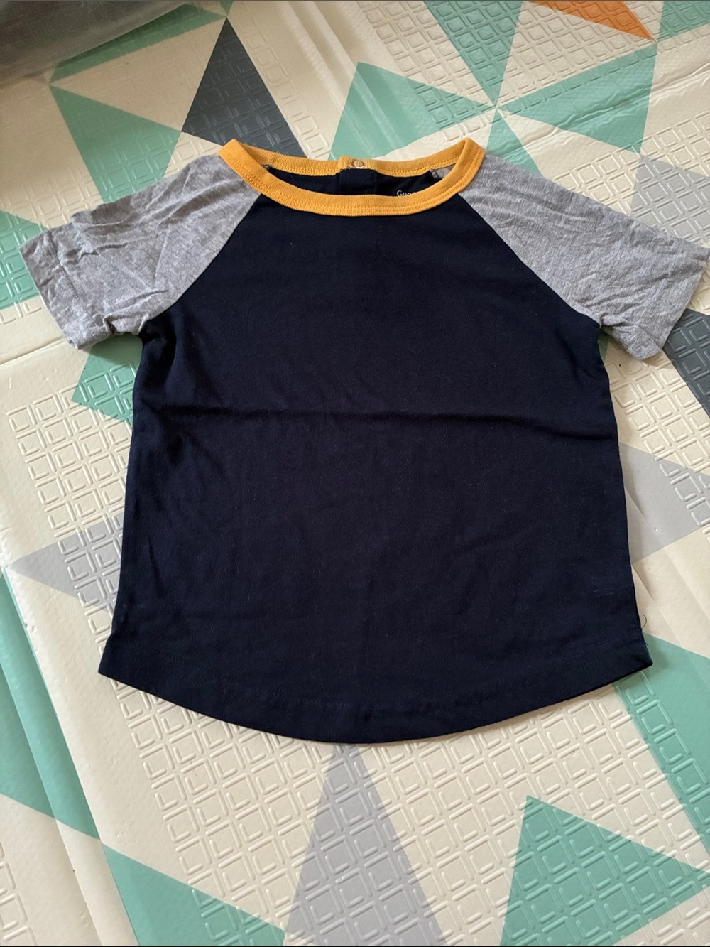 20/25$ 🧸 Kids Navy & Gray Short-Sleeve Raglan Tee with Mustard Trim